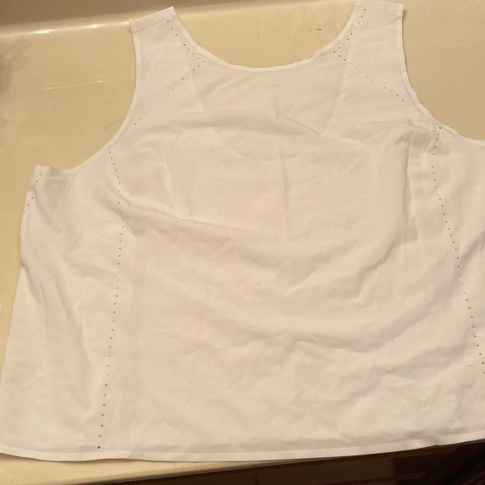 Athleta sleeves cropped top in white.
